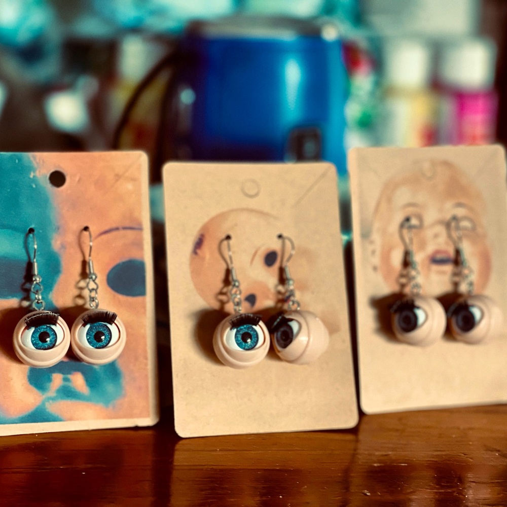 Creepy Cute Retro Doll Eye Earrings with Blinking Eyelashes Fun Weird Halloween